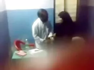 O rapaz sente o seu  ...