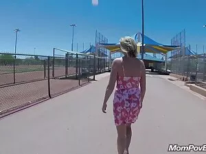 A miúda loira brinca ...